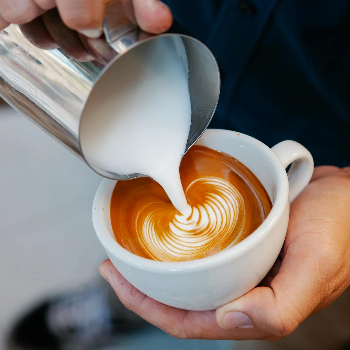 Barista experto preparando café de especialidad