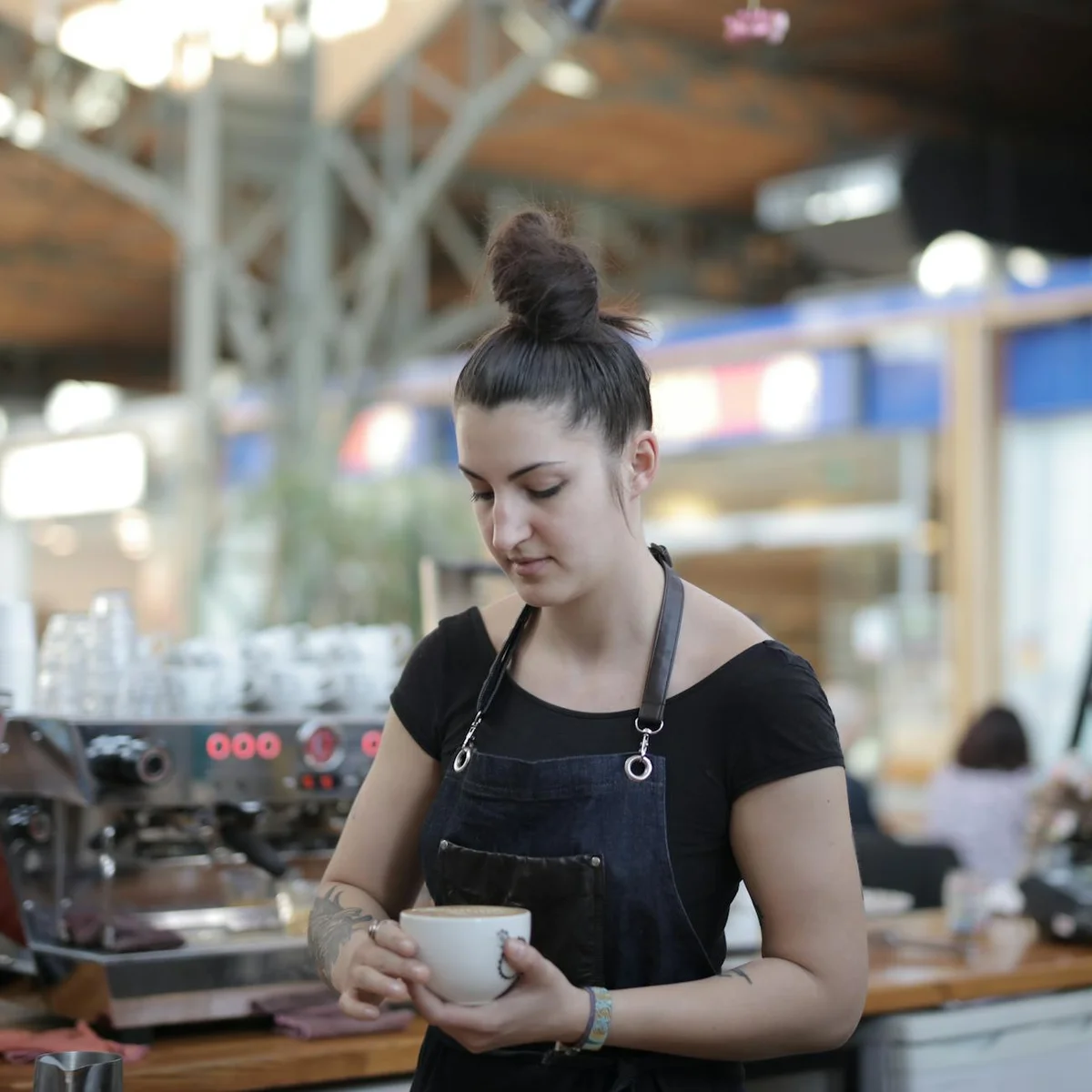 Barista experto preparando café de especialidad